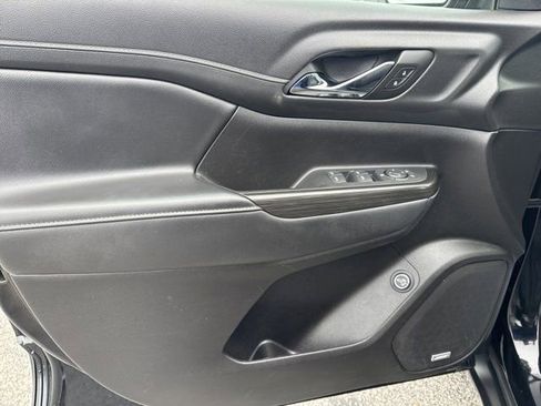 Used 2023 GMC Acadia SLT image 17