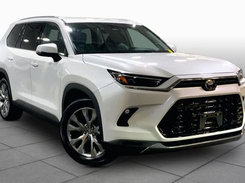 Used 2024 Toyota Grand Highlander AWD image 3