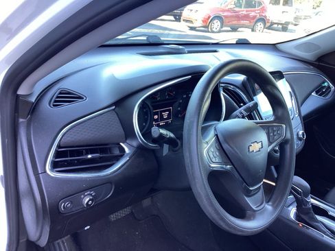 Used 2021 Chevrolet Malibu LT FWD image 9