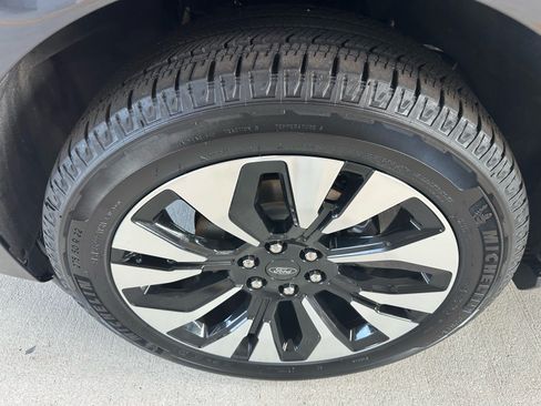 Used 2025 Ford Expedition Platinum w/ Driver's Package AWD/4WD image 7