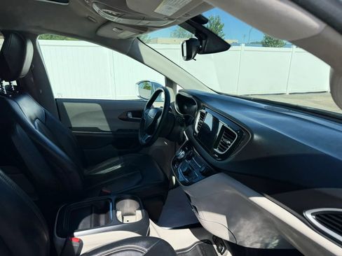 Used 2017 Chrysler Pacifica Touring-L FWD image 27