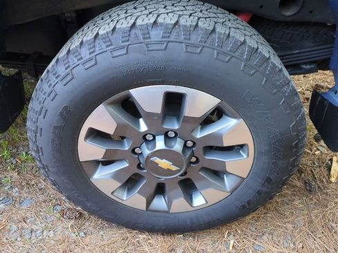 Used 2025 Chevrolet Silverado 2500 Custom w/ Custom Value Package image 9