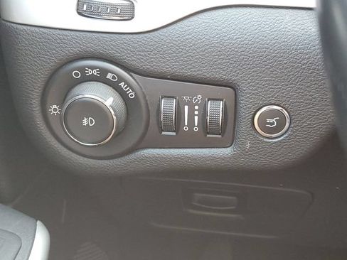 Used 2016 Jeep Cherokee Overland FWD image 19