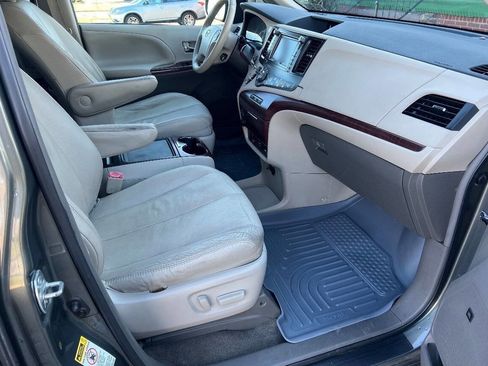 Used 2012 Toyota Sienna XLE w/ Premium Pkg image 11