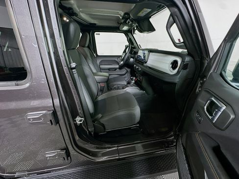 Used 2025 Jeep Wrangler Sahara image 31