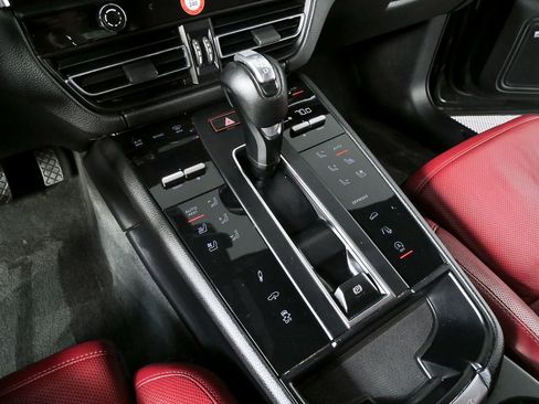 Certified 2024 Porsche Macan image 17