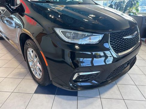Used 2025 Chrysler Pacifica Select FWD image 6