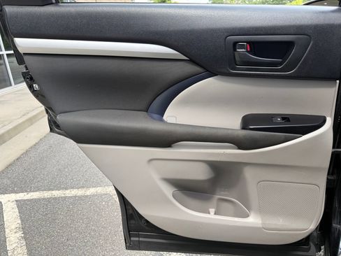 Used 2016 Toyota Highlander LE FWD image 45