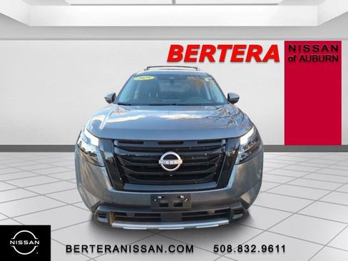 Used 2025 Nissan Pathfinder SL w/ SL Premium Package image 3