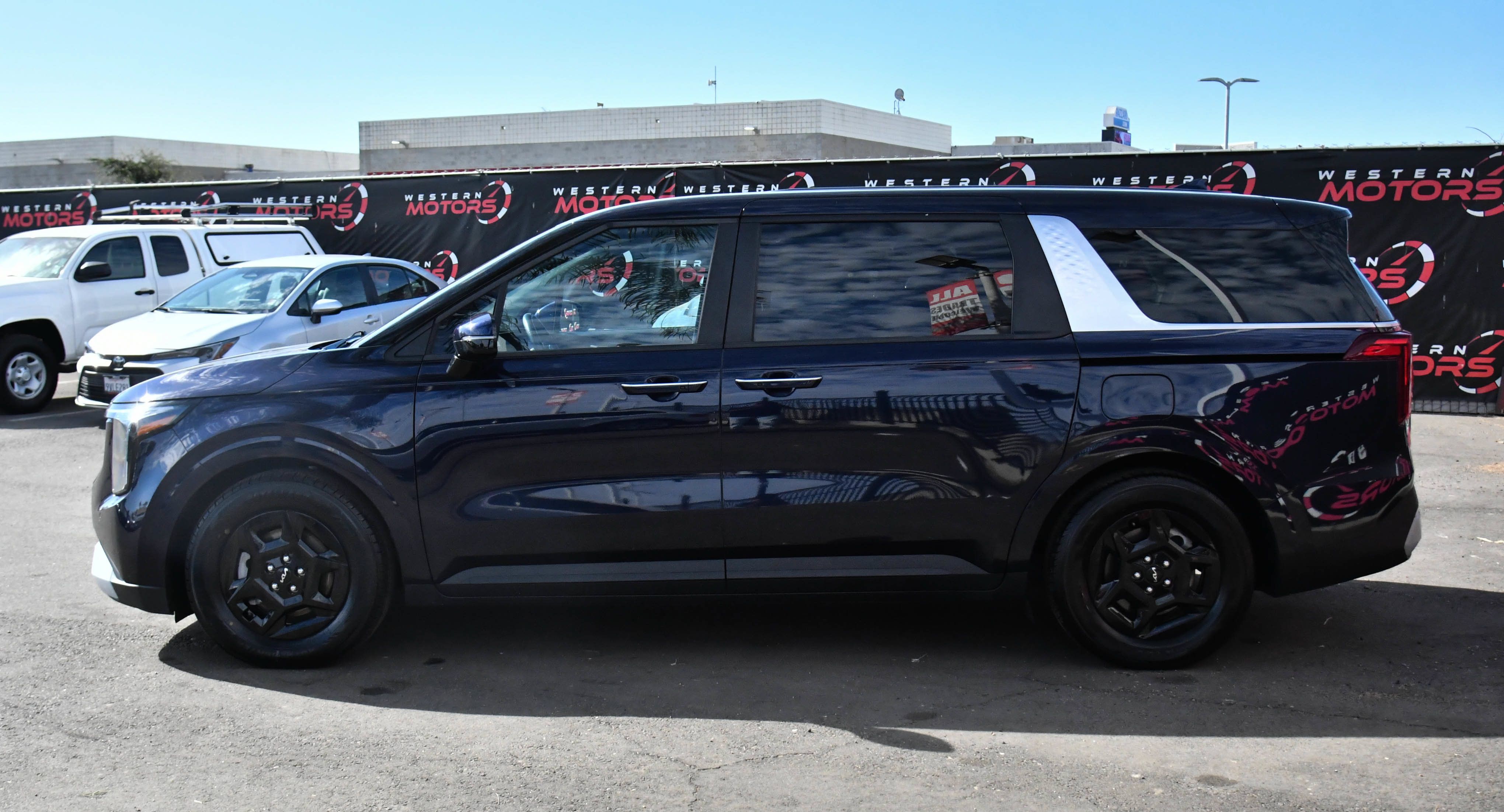 Used 2025 Kia Carnival FWD image 4