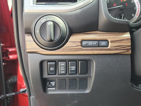 Used 2018 Nissan Titan SL w/ Chrome Package AWD/4WD image 20