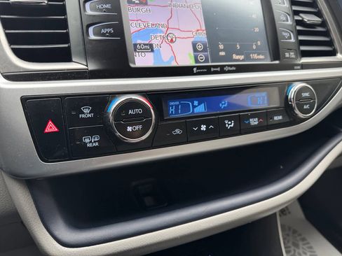 Used 2019 Toyota Highlander XLE image 23