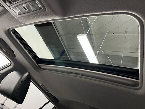 Used 2011 Toyota Highlander SE image 10