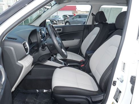Used 2025 Hyundai Venue SEL FWD image 32