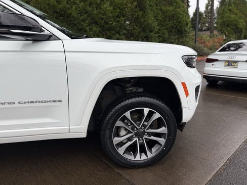 Used 2024 Jeep Grand Cherokee Overland image 13