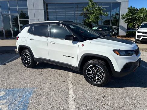Used 2025 Jeep Compass Trailhawk AWD/4WD image 33