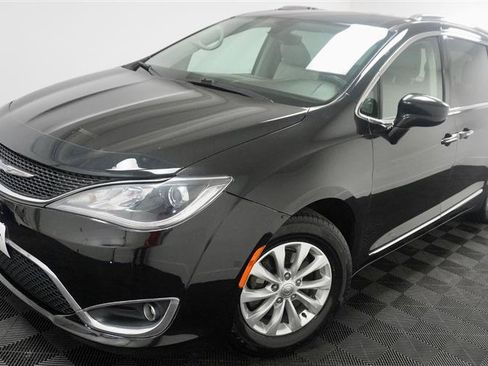Used 2018 Chrysler Pacifica Touring-L image 2