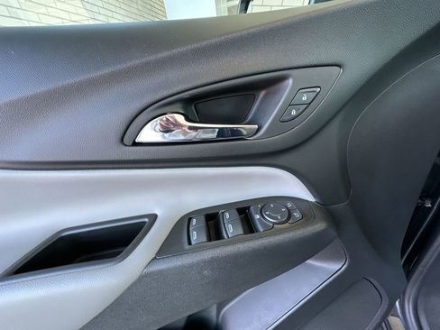 Used 2022 Chevrolet Equinox LS w/ LS Convenience Package FWD image 22