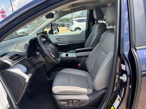 Used 2025 Toyota Sienna XLE FWD image 27