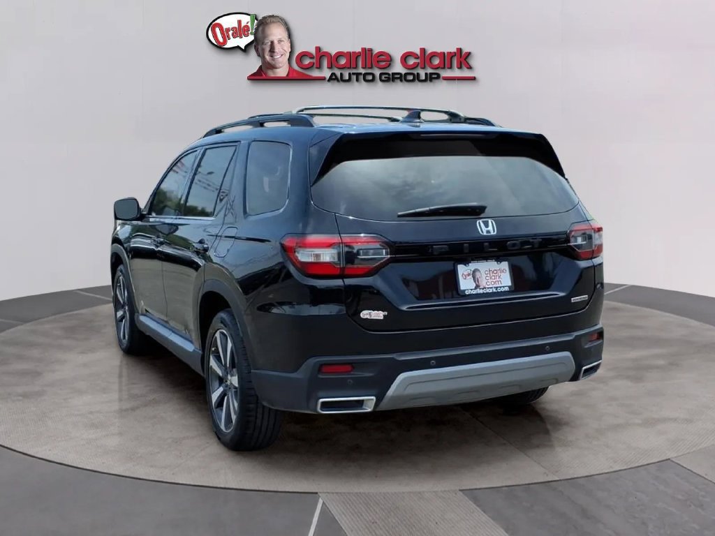 Used 2025 Honda Pilot Touring image 3