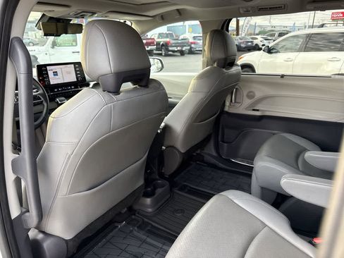 Used 2021 Toyota Sienna Limited image 14