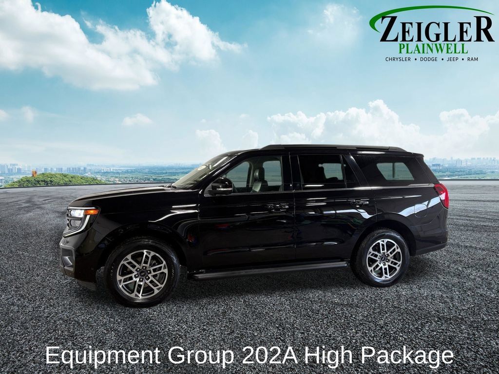 Used 2025 Ford Expedition Active AWD/4WD image 3