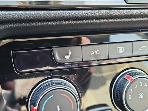 Used 2023 Volkswagen Taos SE w/ Black Wheel Package image 18