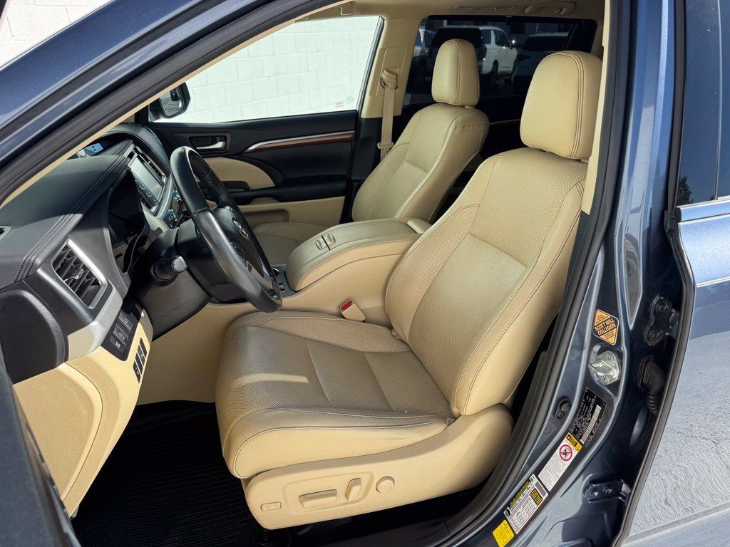 Used 2019 Toyota Highlander Limited FWD image 21