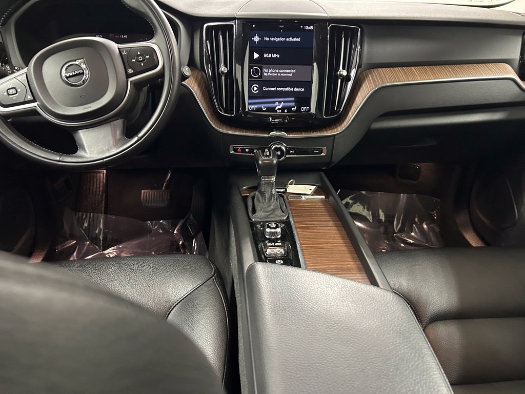 Used 2021 Volvo XC60 T5 Momentum w/ Climate Package AWD/4WD image 16