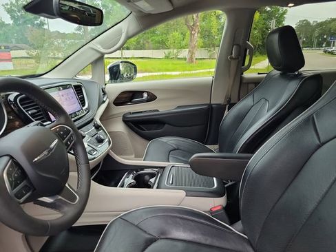 Used 2023 Chrysler Pacifica Limited FWD image 14