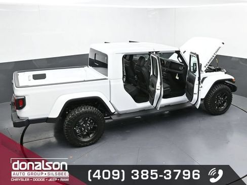 Used 2025 Jeep Gladiator Sport AWD/4WD image 25
