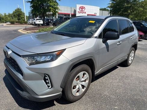 Used 2019 Toyota RAV4 LE FWD image 2