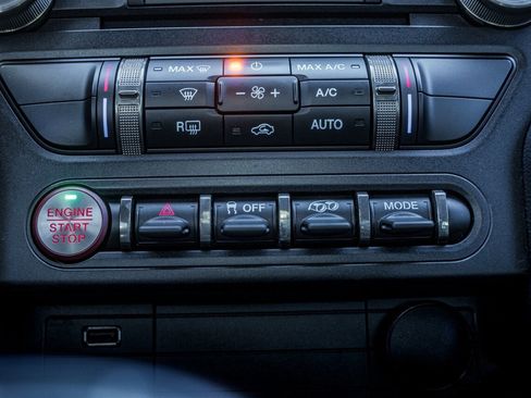 Used 2022 Ford Mustang Shelby GT500 w/ Carbon Fiber Track Pack image 23