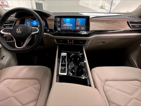 New 2025 Volkswagen Atlas SE image 7