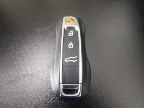 Used 2025 Porsche Cayenne image 25