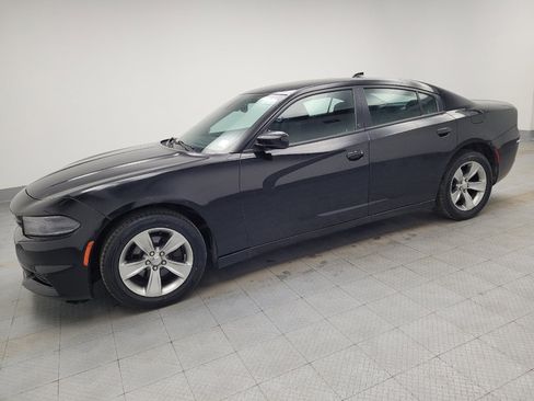 Used 2017 Dodge Charger SXT image 2