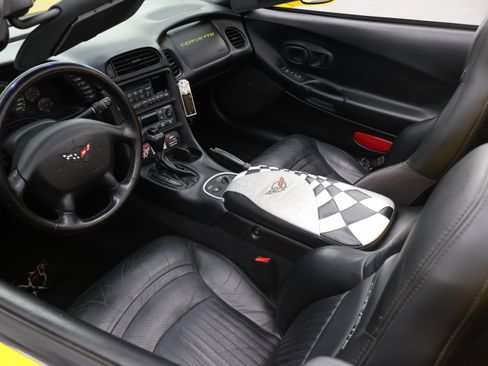 Used 2000 Chevrolet Corvette Convertible w/ Memory Pkg RWD image 37