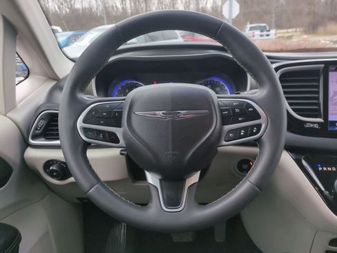 Used 2022 Chrysler Pacifica Touring-L image 22