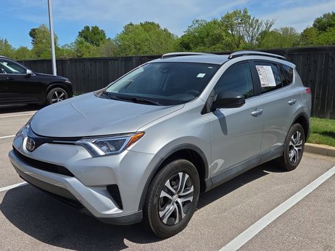 Used 2018 Toyota RAV4 LE image 4