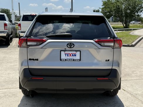 Used 2022 Toyota RAV4 LE FWD image 6