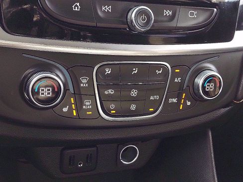 Used 2019 Chevrolet Traverse LT image 16