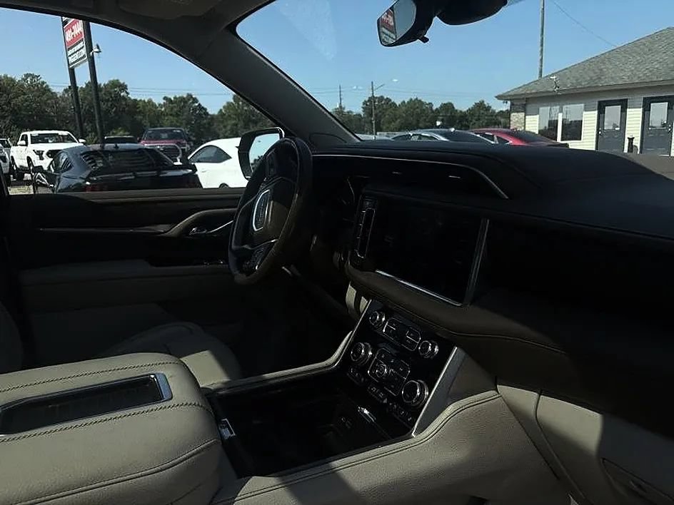 Used 2021 GMC Yukon XL Denali w/ Denali Premium Package AWD/4WD image 12