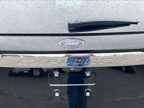 Used 2023 Ford Explorer XLT AWD/4WD image 26