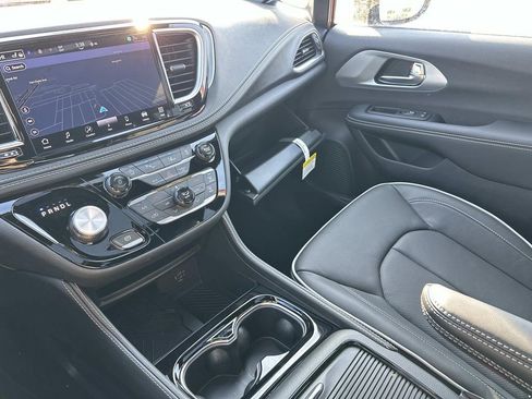 New 2026 Chrysler Pacifica Limited w/ S Appearance Package image 18