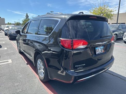 Used 2020 Chrysler Pacifica Touring-L image 2