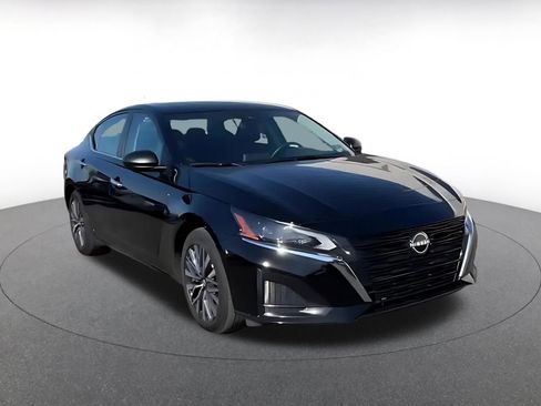 Used 2025 Nissan Altima 2.5 SV image 2