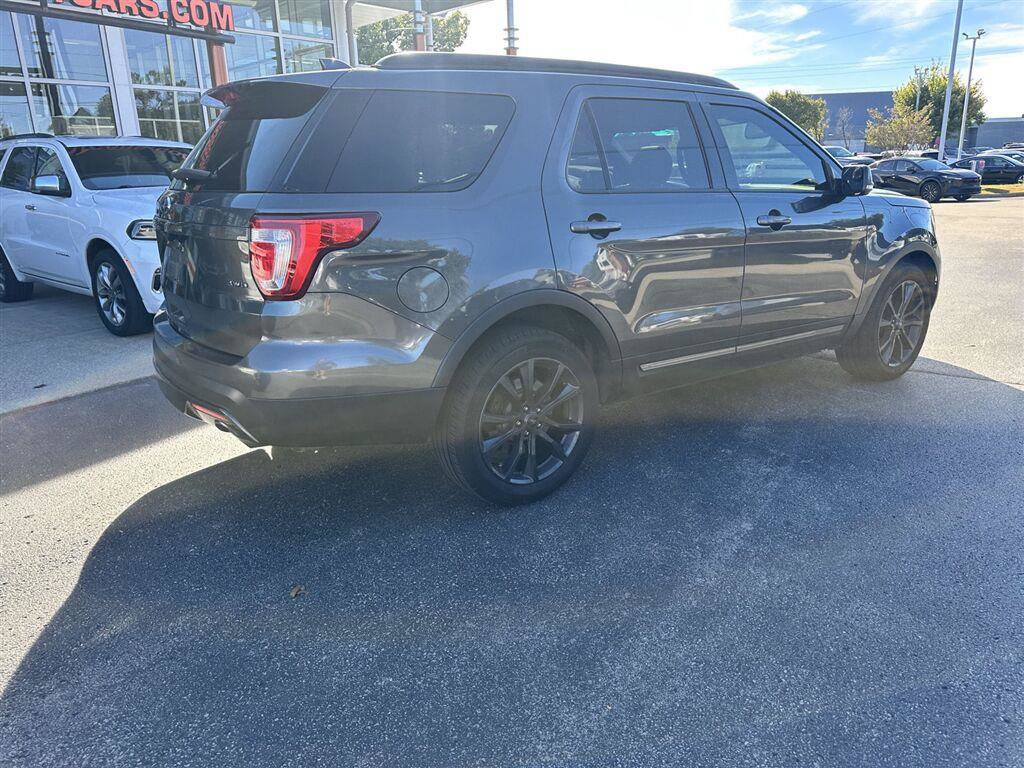 Used 2017 Ford Explorer XLT w/ Equipment Group 202A AWD/4WD image 3