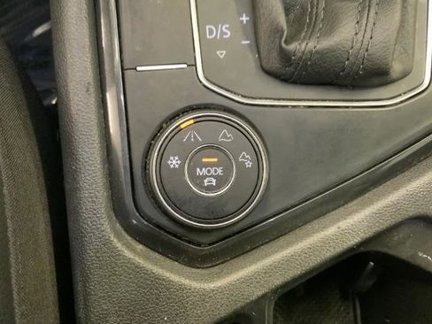 Used 2019 Volkswagen Tiguan SEL Premium image 17