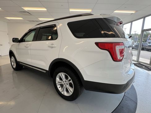Used 2017 Ford Explorer XLT image 5