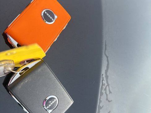 Certified 2025 Volvo XC90 B6 Plus image 28